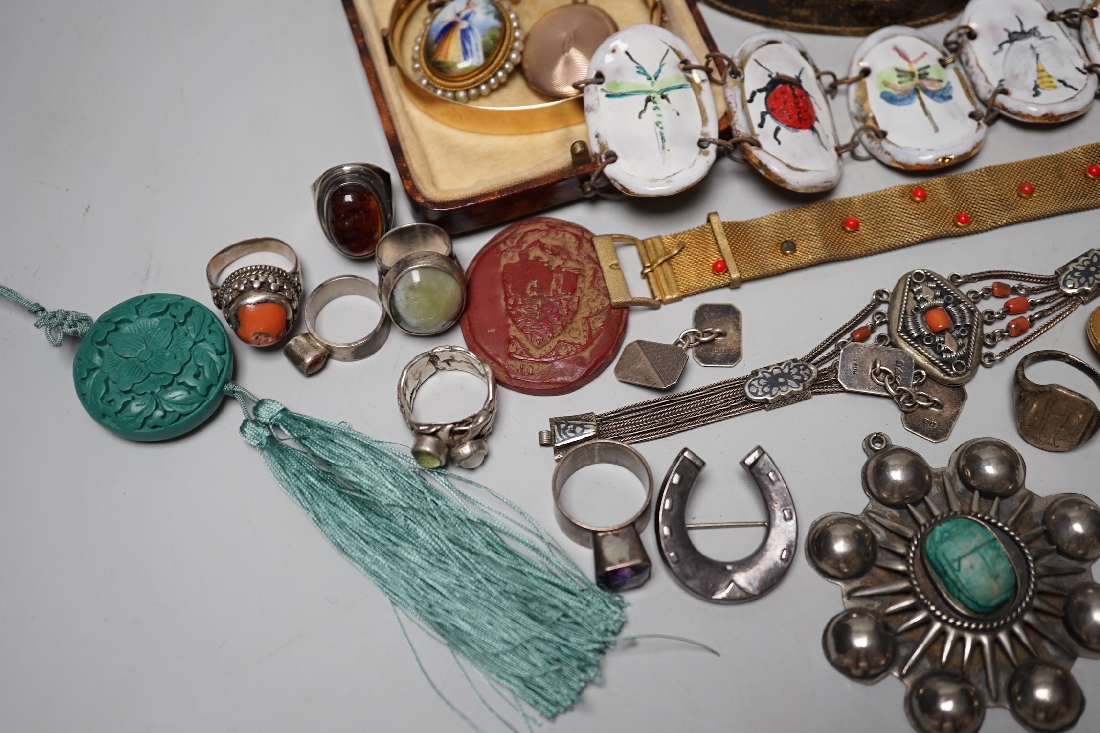 Assorted jewellery including Victorian pinchbeck guard chain, enamelled bracelet, sterling brooch etc.